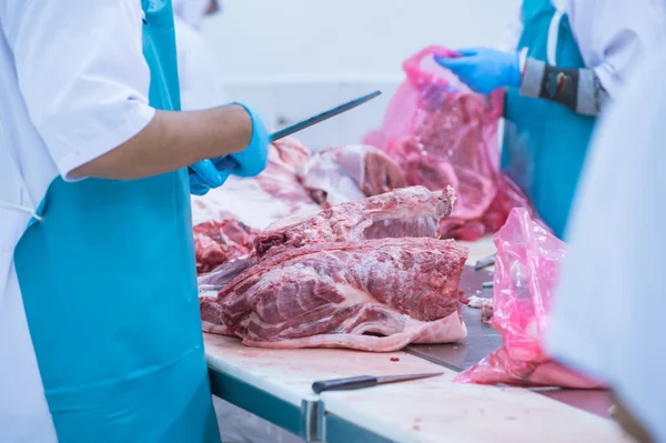 Corte de trabalhadores de matadouros de carne na fábrica — Fotografia de Stock