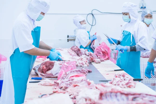 Tagliare i lavoratori dei macelli di carne in fabbrica — Foto Stock