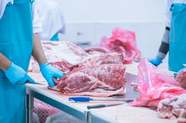 Corte de trabalhadores de matadouros de carne na fábrica — Fotografia de Stock