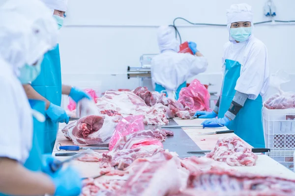 Cortar trabajadores de mataderos de carne en la fábrica — Foto de Stock