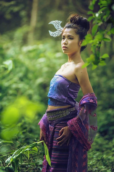 Femme asiatique portant la série Thai Lanna, culture d'identité de Thail — Photo