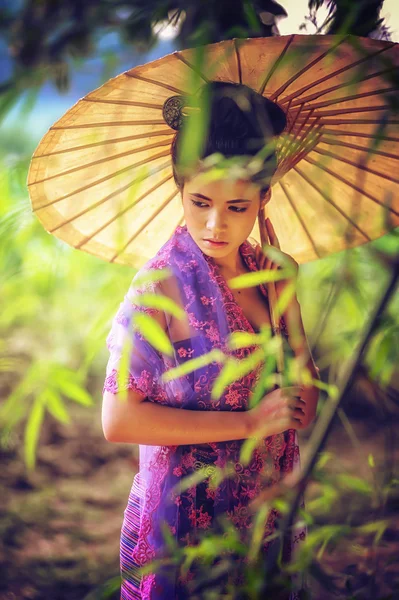 Forntida thailändska kvinna i traditionell klänning i Thailand med vintage — Stockfoto