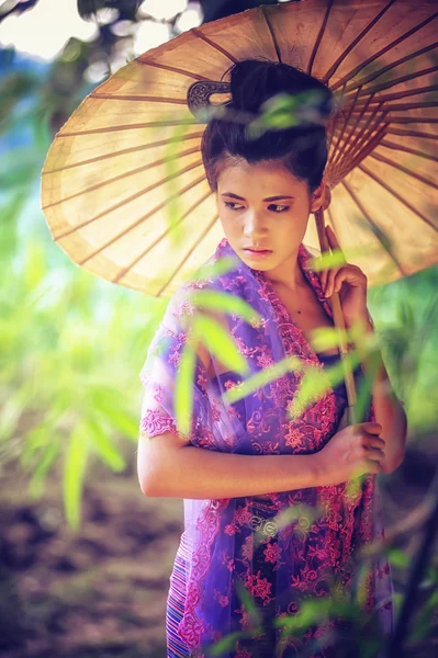 Mulher tailandesa antiga em vestido tradicional da Tailândia com vintage — Fotografia de Stock