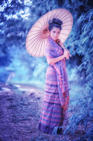 Αρχαία Ταϊλάνδης γυναίκα στο παραδοσιακό φόρεμα της Ταϊλάνδης με vintage — Φωτογραφία Αρχείου