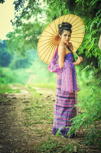 Mulher tailandesa antiga em vestido tradicional da Tailândia com vintage — Fotografia de Stock