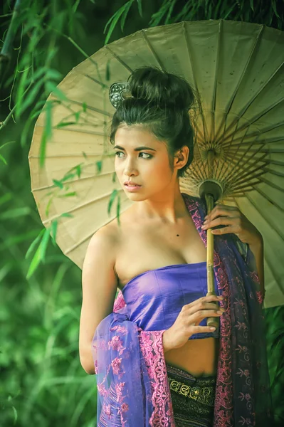 Antigua mujer tailandesa en vestido tradicional de Tailandia con vintage —  Fotos de Stock