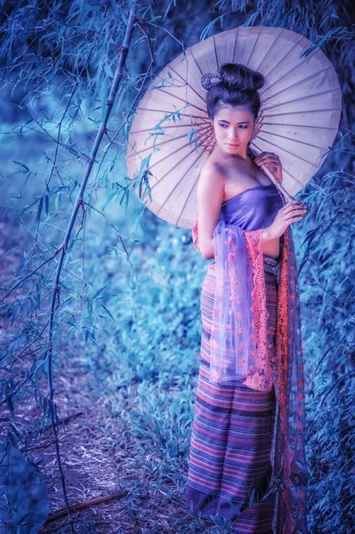 Mulher tailandesa antiga em vestido tradicional da Tailândia com vintage — Fotografia de Stock