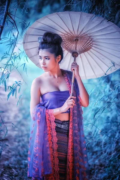 Vintage eski Tay kadın içinde geleneksel elbise Tayland — Stok fotoğraf