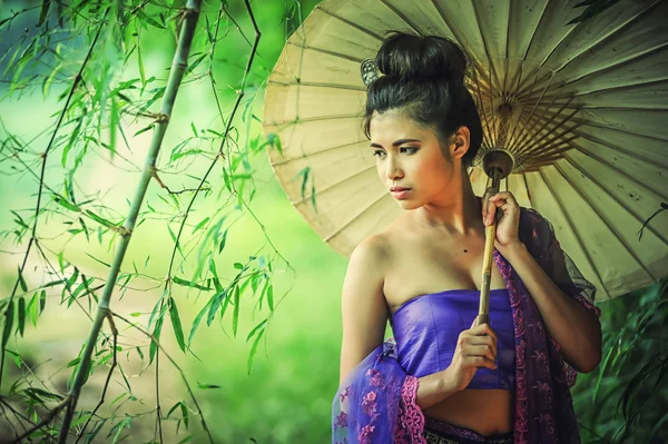 Mulher tailandesa antiga em vestido tradicional da Tailândia com vintage — Fotografia de Stock