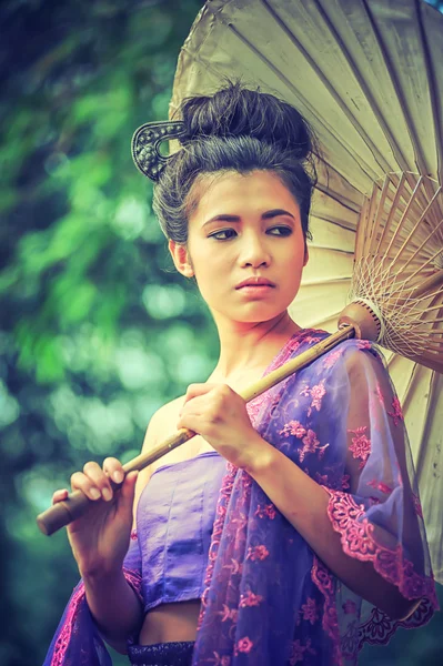 Mulher tailandesa antiga em vestido tradicional da Tailândia com vintage — Fotografia de Stock