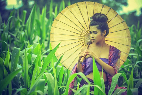 Mulher tailandesa antiga em vestido tradicional da Tailândia com vintage — Fotografia de Stock