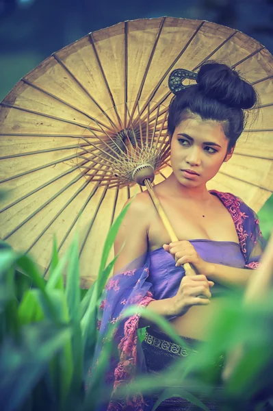 Mulher tailandesa antiga em vestido tradicional da Tailândia com vintage — Fotografia de Stock