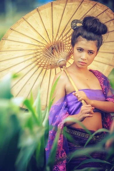 Alte thailändische Frau in traditioneller thailändischer Tracht mit Vintage — Stockfoto