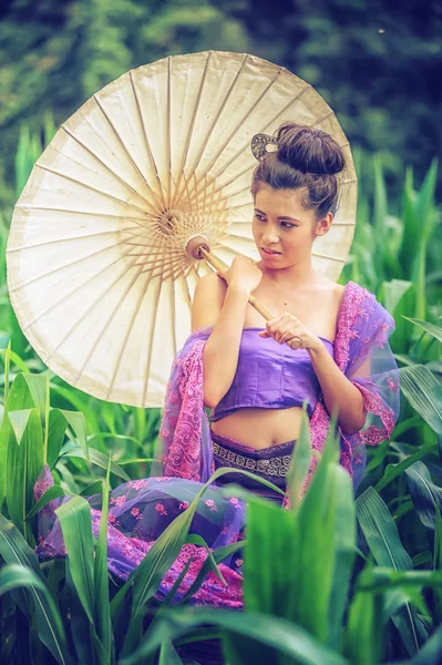 Mulher tailandesa antiga em vestido tradicional da Tailândia com vintage — Fotografia de Stock