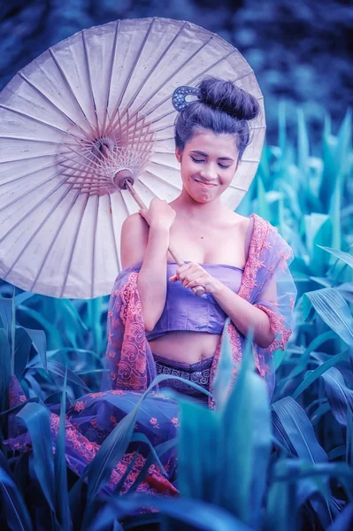 Forntida thailändska kvinna i traditionell klänning i Thailand med vintage — Stockfoto