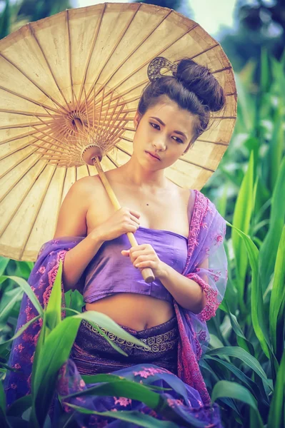 Antique femme thaïlandaise en robe traditionnelle de Thaïlande avec vintage — Photo