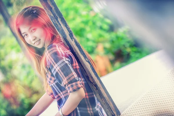 Asia joven Mujer en el parque y mirando a la cámara —  Fotos de Stock