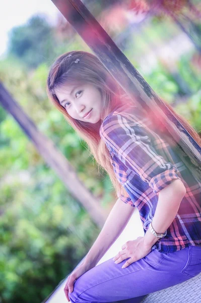 Asia fiatal nő park és látszó-on fényképezőgép — Stock Fotó