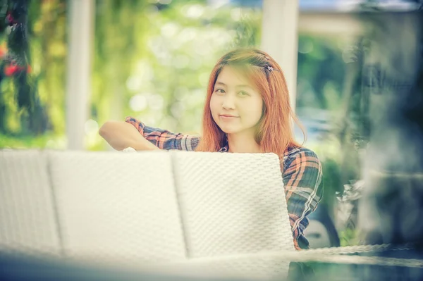 Asia piękna dziewczyna siedzi na krześle biały — Zdjęcie stockowe