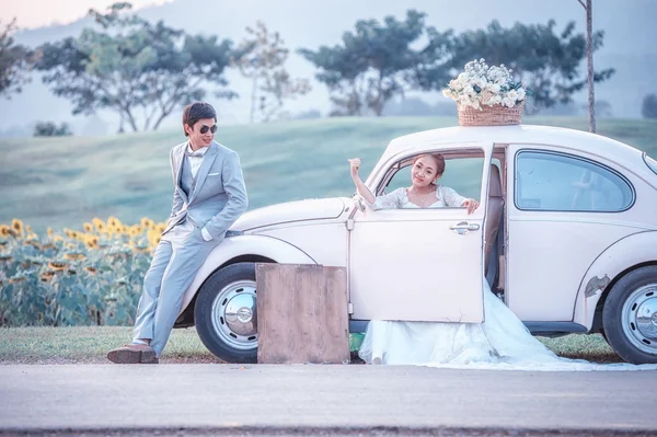 Heureux jeune couple en amour en plein air au printemps — Photo