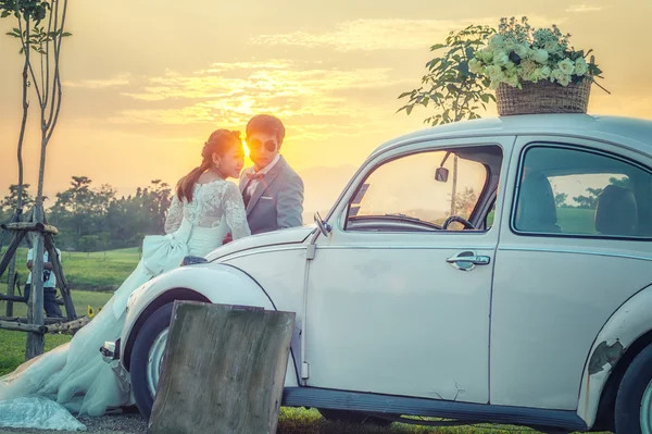 Asie Aimant jeune couple avec voiture vintage — Photo