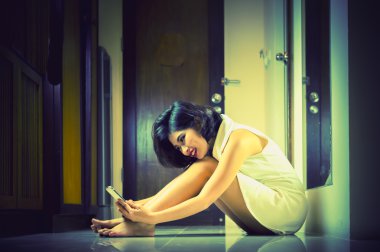 oturma odasında telefon kullanarak Asya kadın