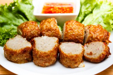 Derin kızarmış karides et rulolar.