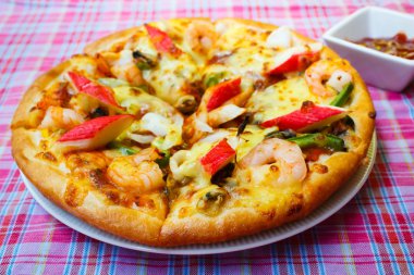 Ev yapımı Pizza yemeye hazır.