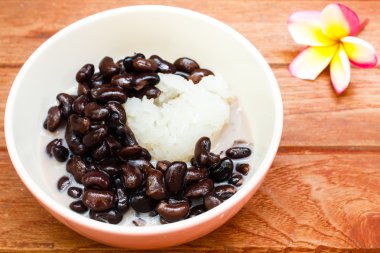 Hindistan cevizi sütü ile tatlı yapışkan pirinç siyah fasulye.