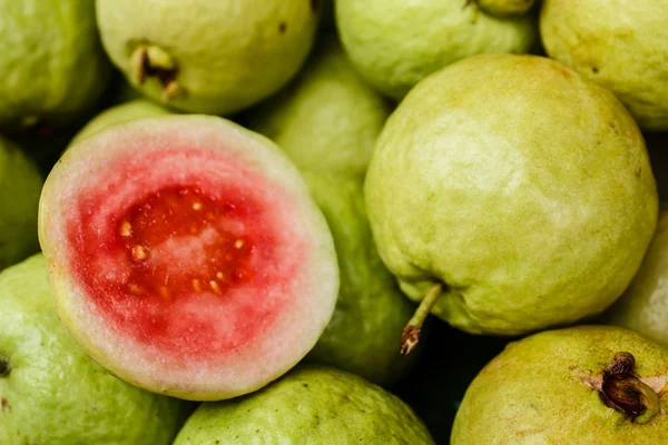 Guava till salu i thailand. — Stockfoto