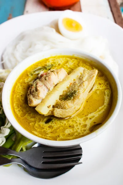 Fideos de arroz con pollo al curry verde . — Foto de Stock