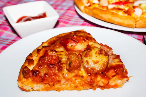 自家製ピザを食べる準備ができて. — ストック写真