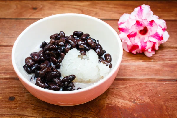 Dessert sticky rice black beans with coconut milk. — Stock Photo, Image