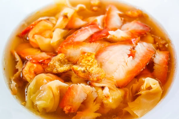 Kavrulmuş kırmızı domuz ile Mantı çorbası.