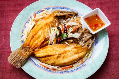 Derin yağda kızartılmış snapper, stlye Tayland gıda.