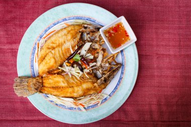 Derin yağda kızartılmış snapper, stlye Tayland gıda.