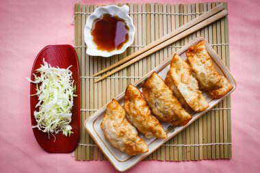 Kızarmış hamur tatlısı - sosu.