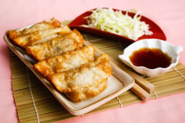 Kızarmış hamur tatlısı - sosu.