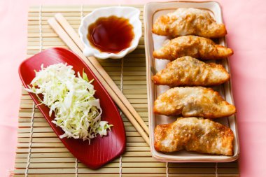 Kızarmış hamur tatlısı - sosu.