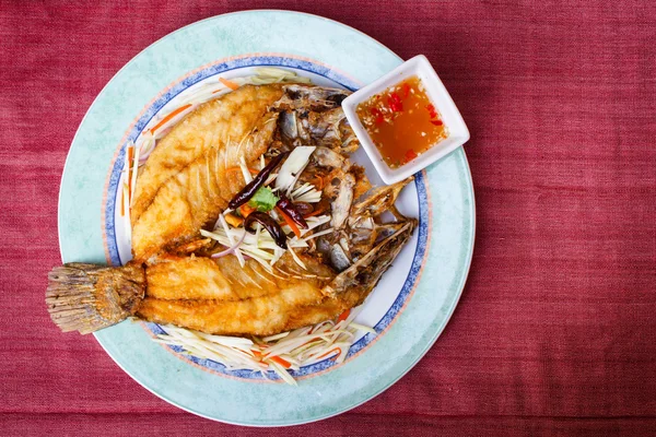 揚げ鯛、stlye タイ料理. — ストック写真
