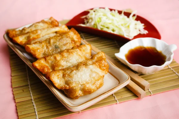 Kızarmış hamur tatlısı - sosu.