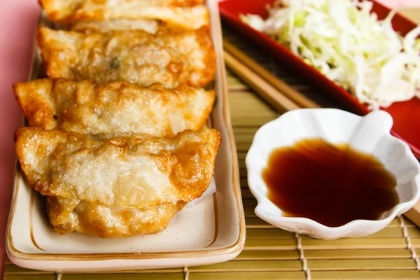 Kızarmış hamur tatlısı - sosu.