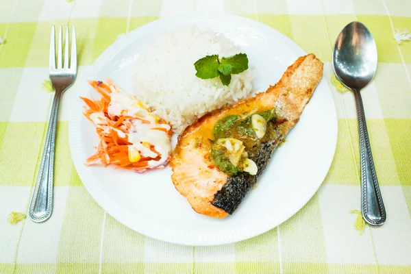 Bife de arroz e salmão com molho picante . — Fotografia de Stock