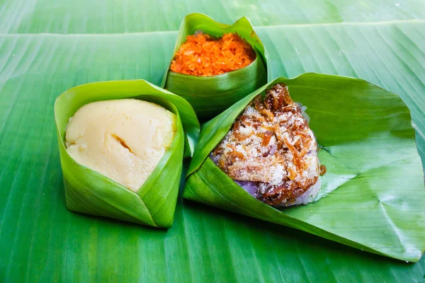 Thai traditionelles Dessert, thailändische Süßspeisen oder Khanom Thai. — Stockfoto