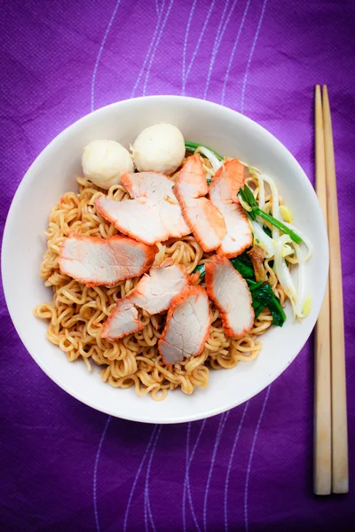 Sup mie dengan daging babi panggang . — Stok Foto