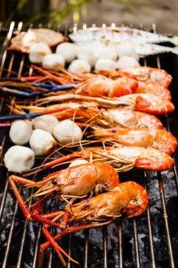 Izgara karides ızgara raf üzerinde.