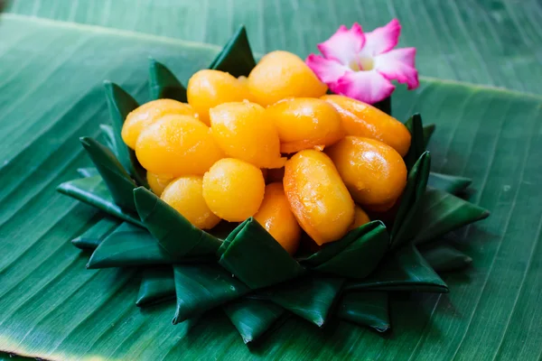 Deser tajski, tajski słodycze na liściu bananowca. — Zdjęcie stockowe