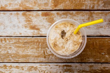 ahşap masa olarak buzlu kahve.