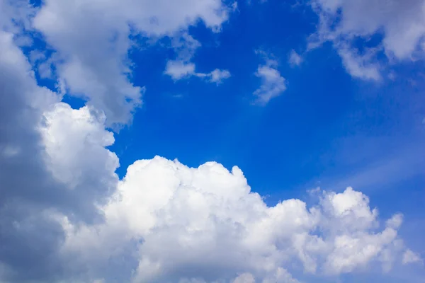 Wolken in de blauwe lucht. — Stockfoto