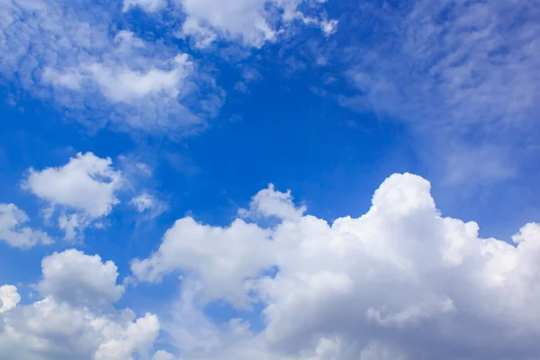 Skyer i den blå himmel. - Stock-foto